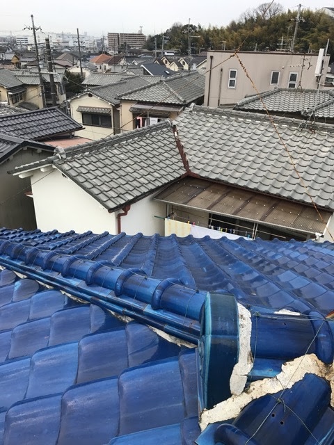 京都府綴喜郡井手町で確認した屋根上アンテナのサビ跡と固定金具・支線の点検状況