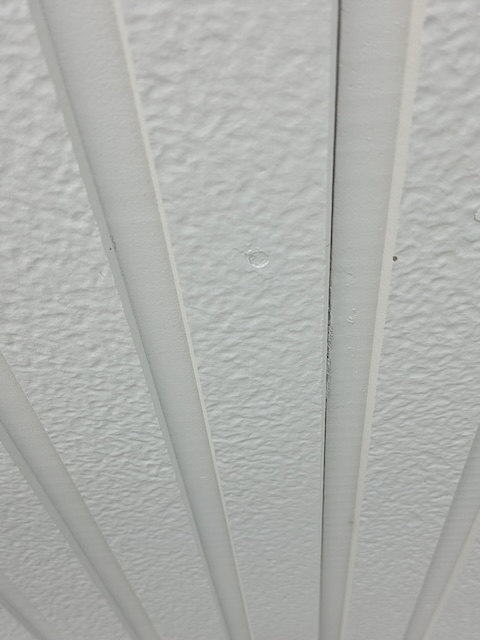 宇治市の外壁調査。外壁材のつなぎ目（サイディング目地）の防水材が硬化し、ひび割れ（クラック）が発生している状態
