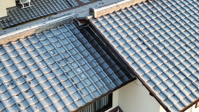 京都市中京区で瓦のカスが落ちる！地震に強い軽量金属屋根への葺き替え提案