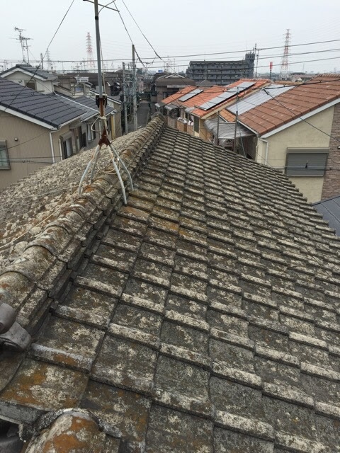 劣化したセメント瓦全景