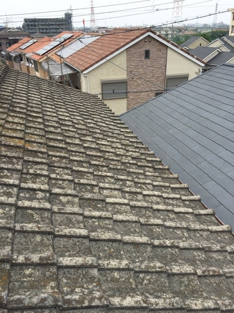 京都府木津川市で確認したセメント瓦のひび割れと退色・コケの広がりに伴う屋根葺き替え調査