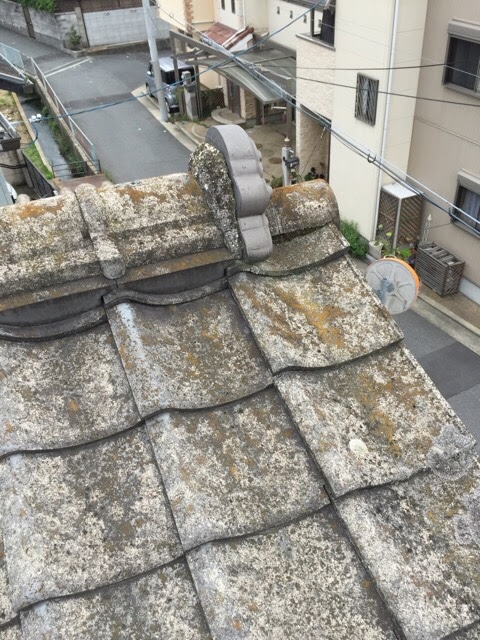 京都府木津川市で確認したセメント瓦の棟瓦ズレと鬼瓦まわりの劣化に伴う棟取り直し調査