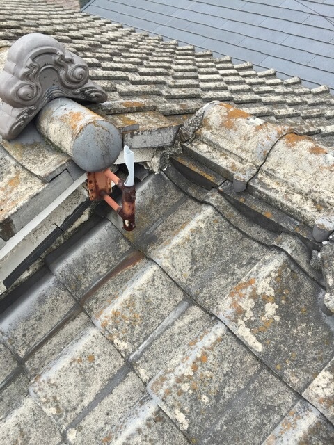京都府木津川市で確認したセメント瓦の棟繋ぎの隙間と屋根取り合いの雨仕舞い劣化補修調査