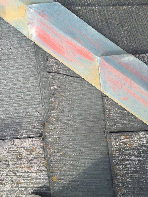 京都市伏見区の現地調査・スレート屋根材の明確なひび割れと板金の退色