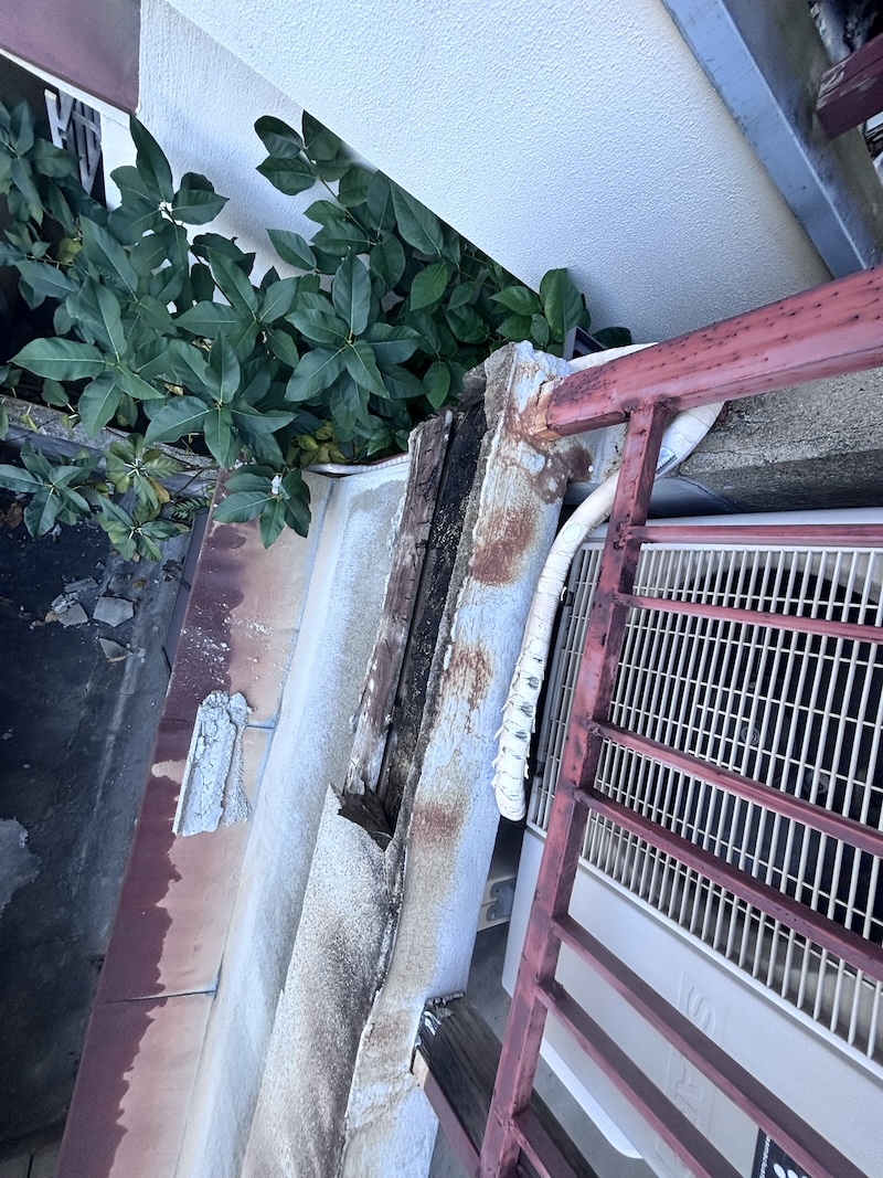 京田辺市でベランダ外壁が腐食！手摺を残して金属サイディングで補強