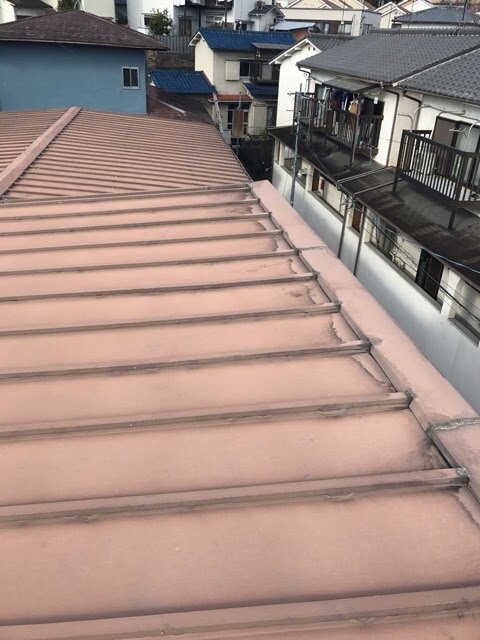 京都府久御山町で確認した瓦棒葺き金属屋根の色あせと塗膜劣化、継ぎ目の黒ずみ調査