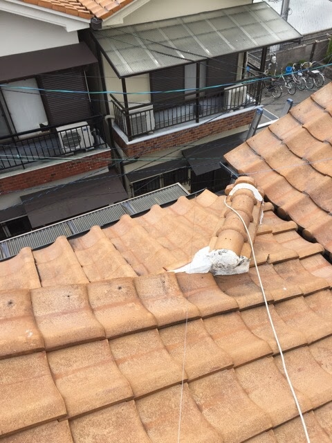 巴瓦まわりの白い補修跡