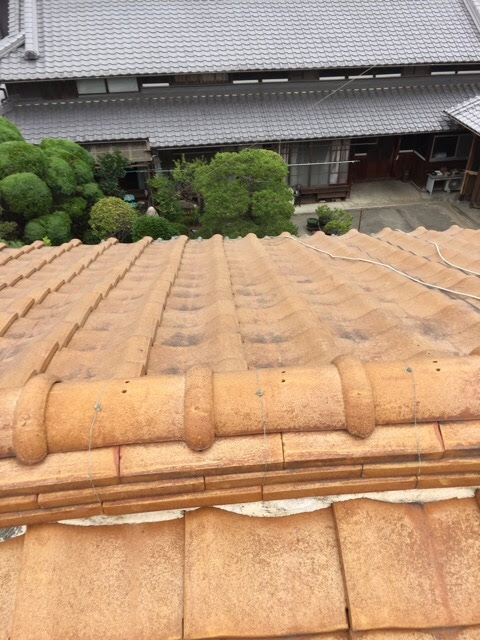 京都府向日市で台風後の瓦屋根点検、棟瓦まわりの漆喰劣化と谷板金の詰まりを確認