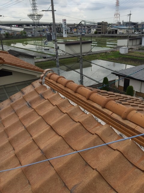 京都府向日市で瓦屋根点検、棟瓦端部の白い補修跡と漆喰の隙間を確認した雨漏り予防調査