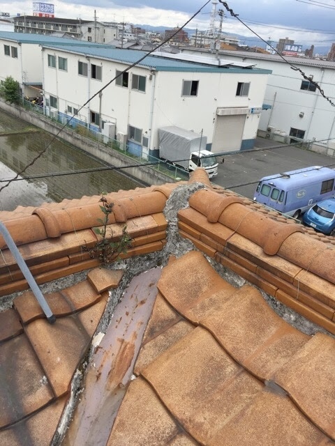 京都府向日市の洋瓦屋根で棟取り合い部のモルタル劣化と谷板金の変色を確認