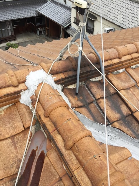 京都府向日市で長雨に備えて調査した谷板金の茶色い変色とモルタル劣化が進む洋瓦屋根