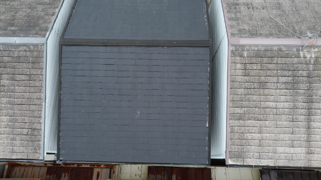向日市にて塗装不良、4年で塗膜剥がれや反りの出たカラーベスト屋根の現場調査
