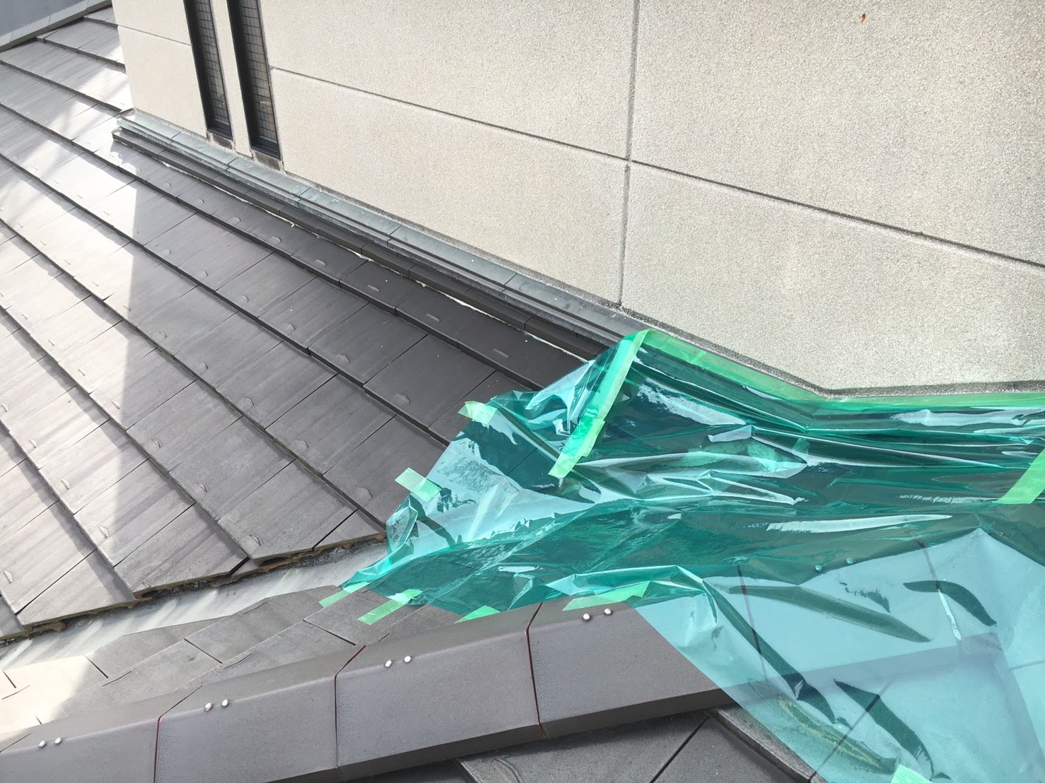 京田辺市で下屋根の平板瓦の差し替え工事、壁際の雨押さえ板金工事を行いました。