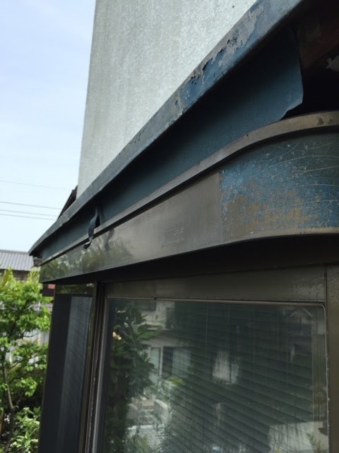 京都府乙訓郡大山崎町で確認した庇板金の大きなめくれと外壁ひび割れに対応する霧除け庇の補修調査