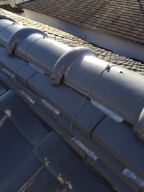 瓦屋根の小さな欠けとアンテナ架台のサビによる汚れ