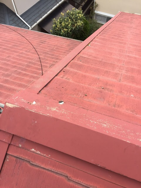 京都市右京区の屋根調査で確認された棟板金（屋根のてっぺんの金属）の釘浮き