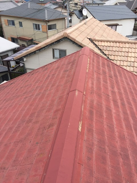 京都市右京区のスレート屋根表面の塗膜劣化とコケの発生状況