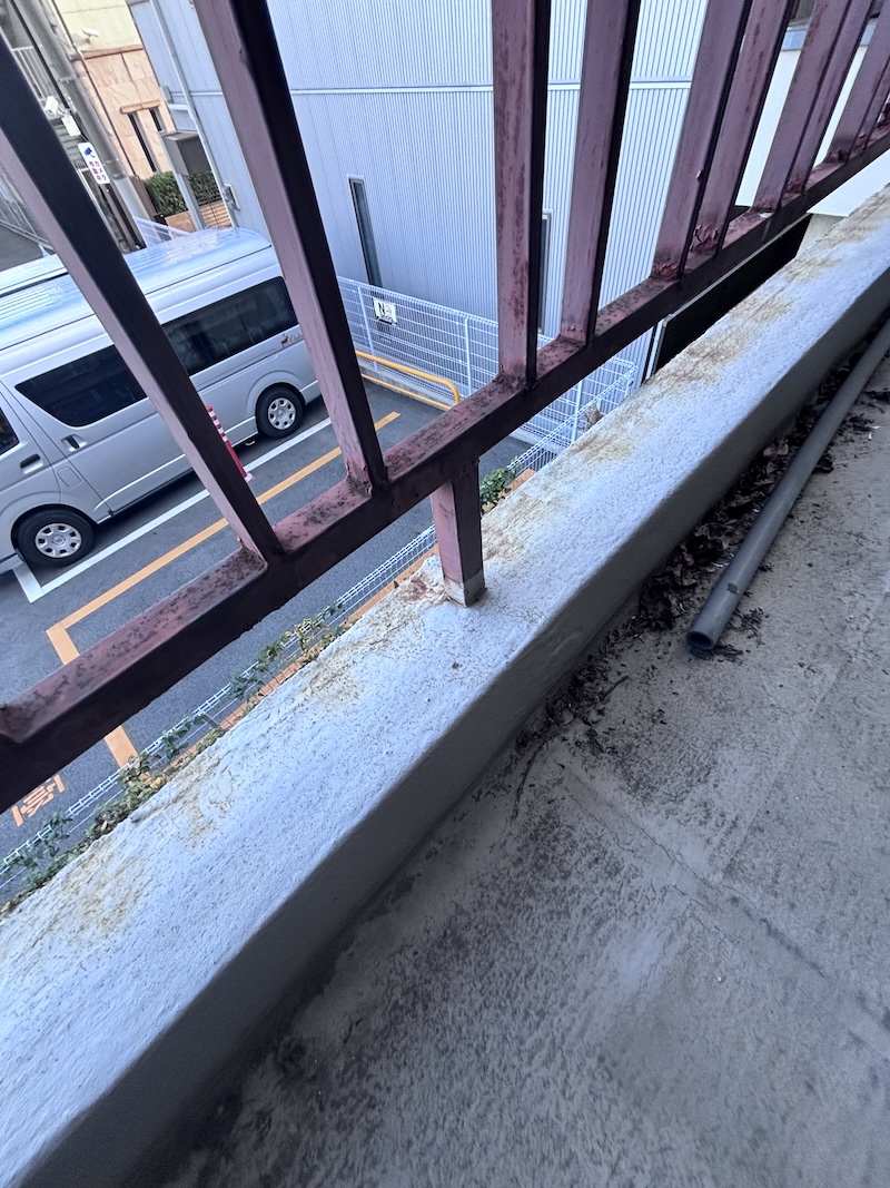 鉄製手摺の根元が錆びており、雨水侵入の原因となっている箇所の調査