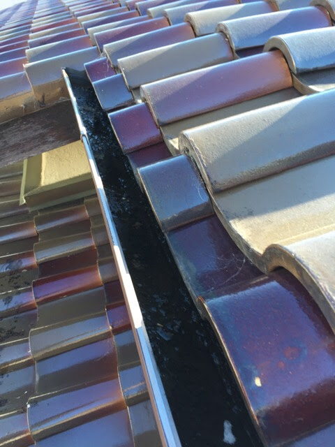 京都市左京区の瓦屋根、谷樋（雨水が集まる溝）に泥や落ち葉が大量に詰まった状態