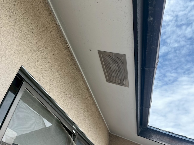 宇治市琵琶台の施工後、害獣侵入を防ぐために美しく頑丈に取り付けられたステンレス製パンチングメタル