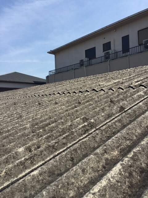 木津川市の工場屋根劣化！カバー工法で雨漏りとアスベスト不安を解決
