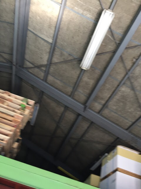 木津川市工場内の天井裏調査。鉄骨や照明器具周辺の漏水リスク確認