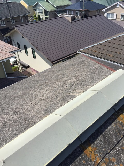 【城陽市】スレート屋根の色あせとコケは塗装で直る？カバー工法が必要なサインを点検