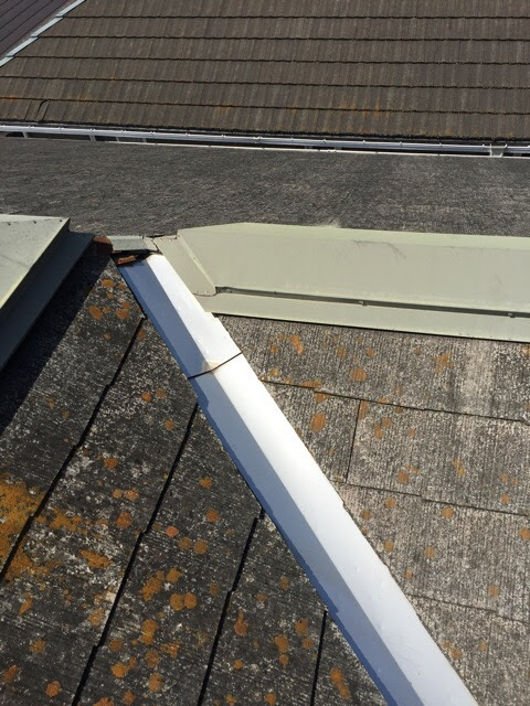 京都府城陽市でコケが付着したスレート屋根と板金まわりの点検