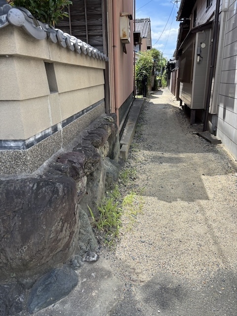 塀全体と通路の状況