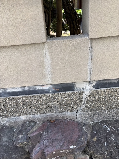 塀本体に入った縦ひび
