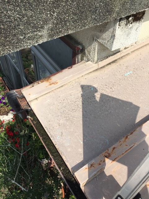 張り出し下面の欠損部