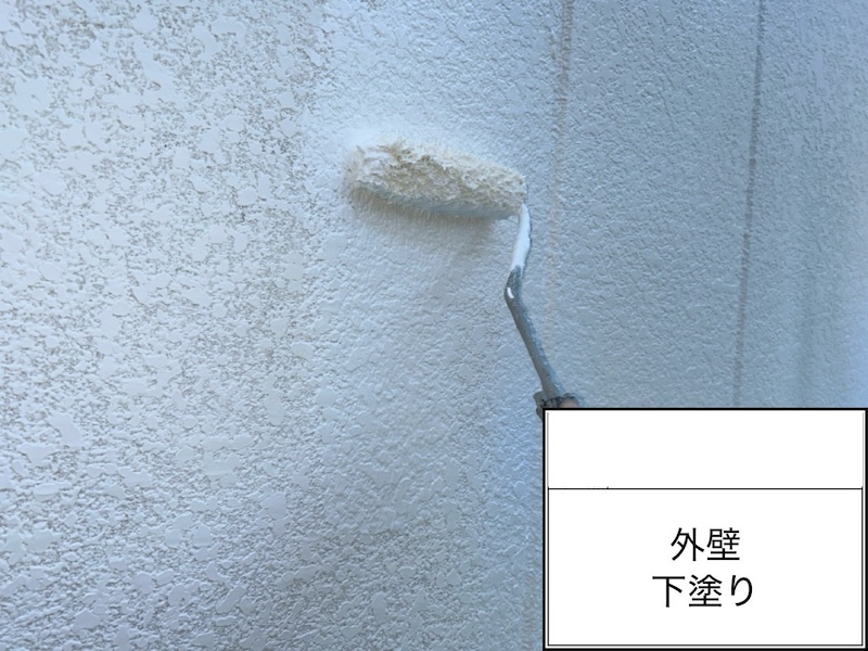 仕上げのシリコン塗料（ハイパービルロックセラ）を塗布する様子