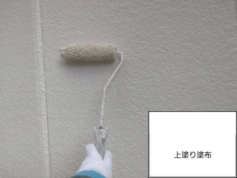 仕上げのシリコン塗料（ハイパービルロックセラ）を塗布する様子