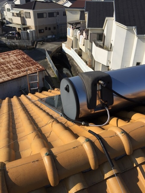 向日市で不要な太陽熱温水器を撤去！洋瓦の葺き替えで耐震性アップ