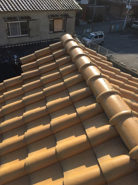 京都府向日市の屋根調査。大棟部分の固定用銅線の緩みを確認。