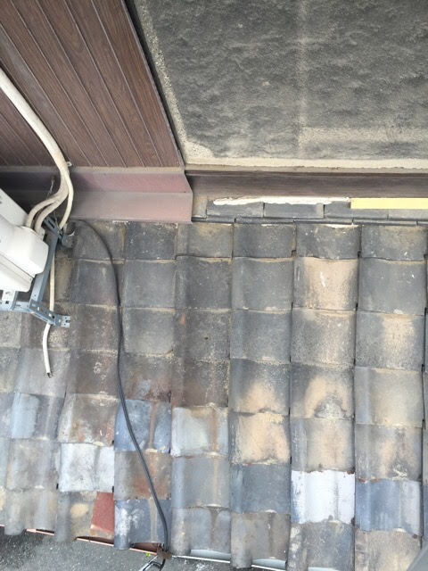 ズレて劣化した瓦屋根。ここから軽量な金属屋根への葺き替えをご提案