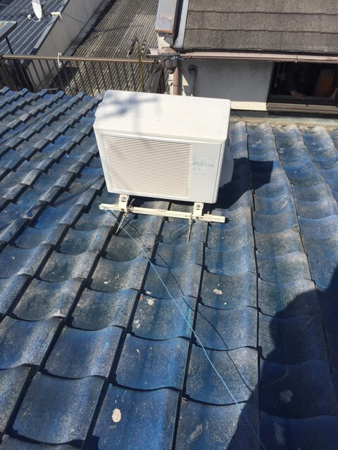 京都市山科区の瓦屋根。室外機周辺の配線やアンテナ線の緩みを確認。