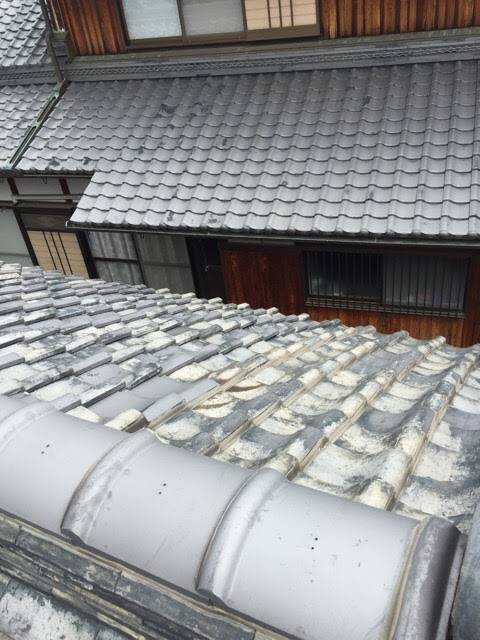 棟瓦付近から瓦屋根の劣化と雨水の流れを確認
