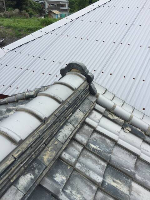 瓦屋根のてっぺん（棟付近）と波板屋根の雨仕舞いを点検