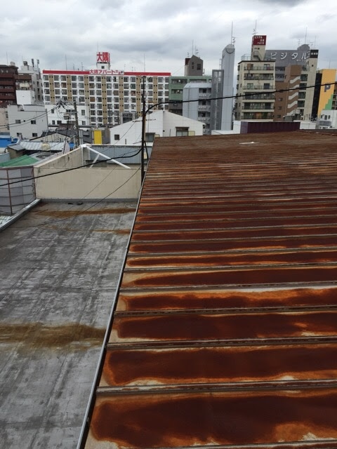 屋根端部まで及ぶ錆