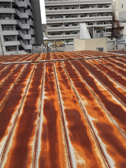 筋状に錆が進む屋根面