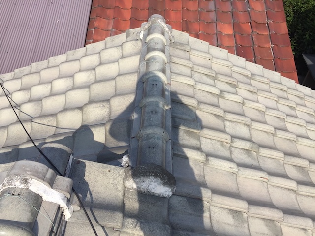 京都府亀岡市の瓦屋根の大棟（屋根の最上部）の漆喰点検状況