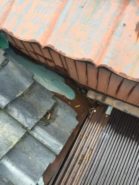 瓦屋根の谷樋部分、板金の赤サビと雨水滞留リスクの確認