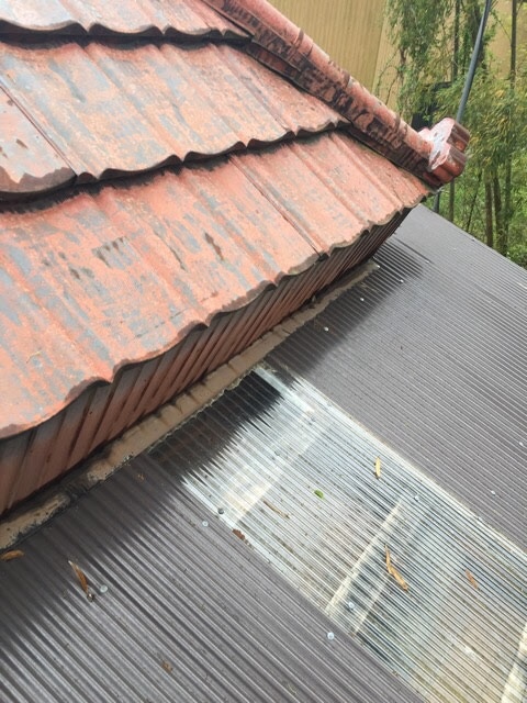 波板屋根と瓦の接合部、雨水が流れ込む箇所の劣化状況