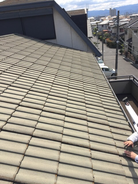 京都府八幡市の屋根調査。セメント瓦全体の著しい色あせと防水機能の低下