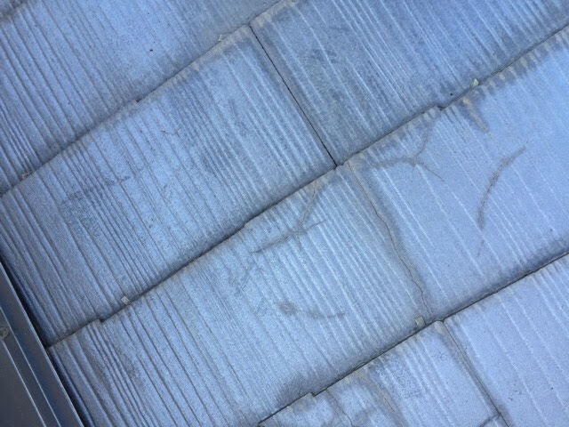 城陽市の屋根現地調査 スレート屋根（カラーベスト）に発生した多数のひび割れ