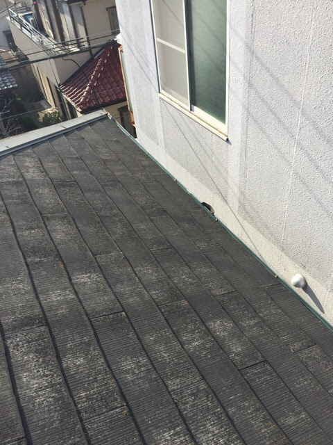 塗膜が剥がれ、防水性を完全に失った京都市伏見区のスレート屋根。