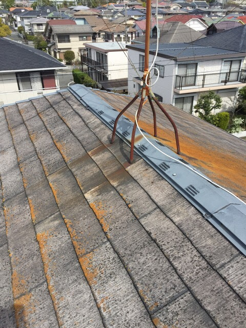 京都府亀岡市の屋根調査 撥水性を失い雨水を吸い込んだスレート屋根と劣化の進行状況