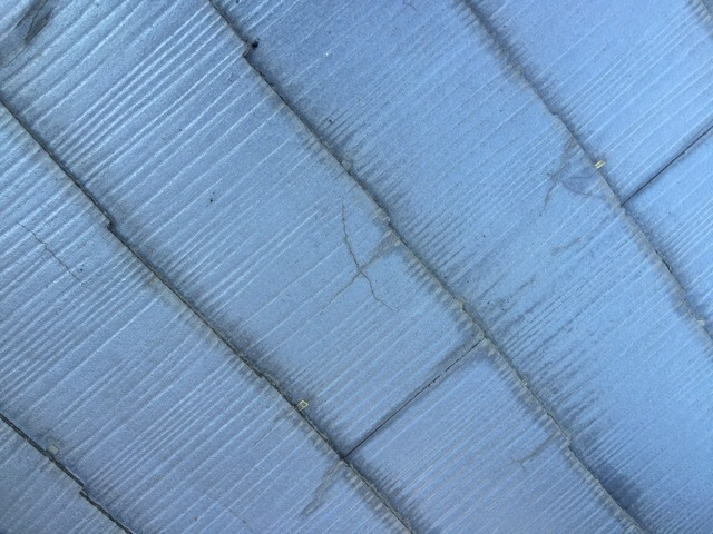 城陽市の屋根点検 塗装では保護しきれないカラーベスト屋根の強度低下とひび割れ