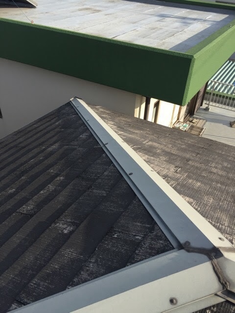 京都市伏見区の屋根調査。棟板金周辺のスレート劣化と屋根カバー工法の必要性。